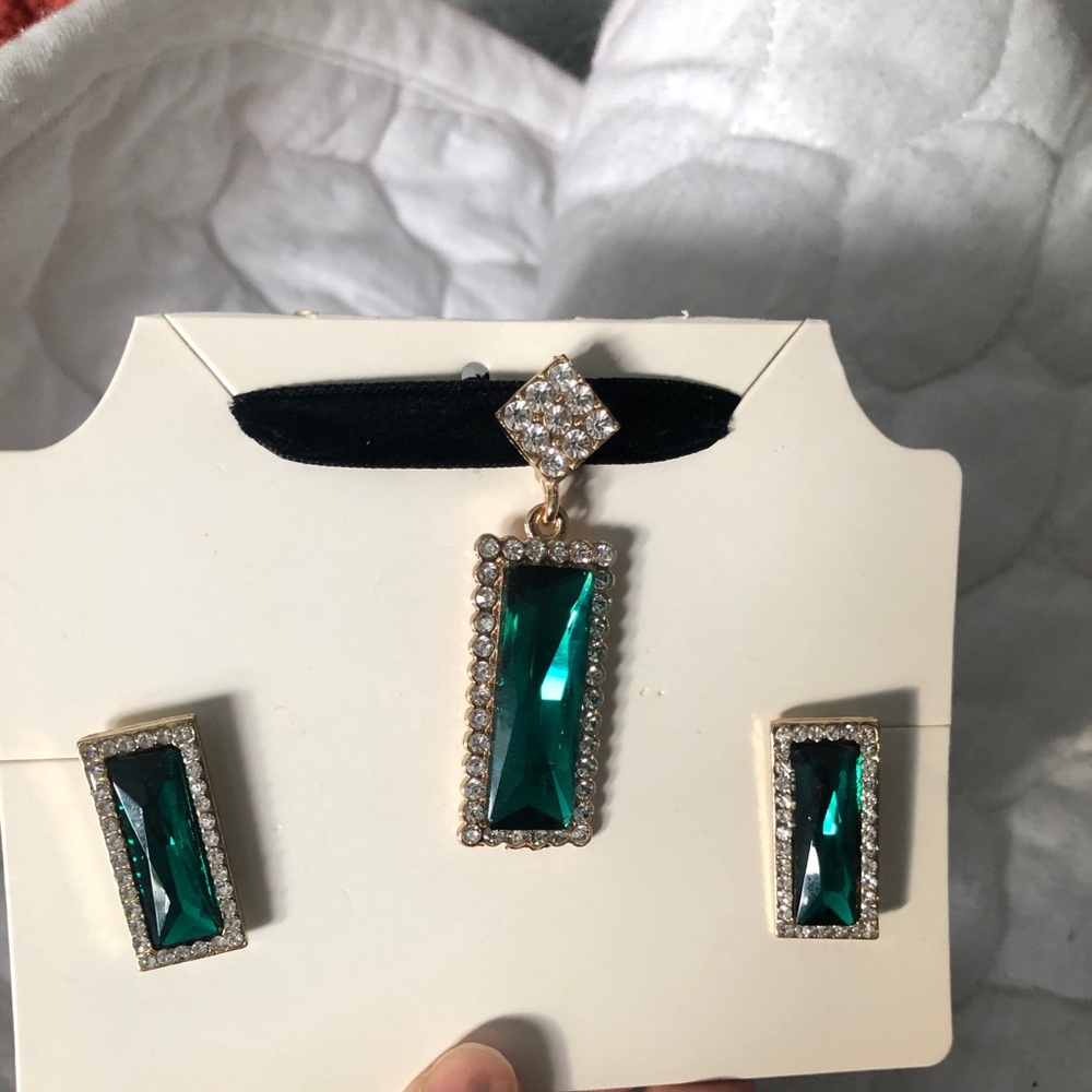 Emerald green collar necklace with earrings